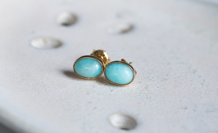 Pozłacane sztyfty z owalnym amazonitem
