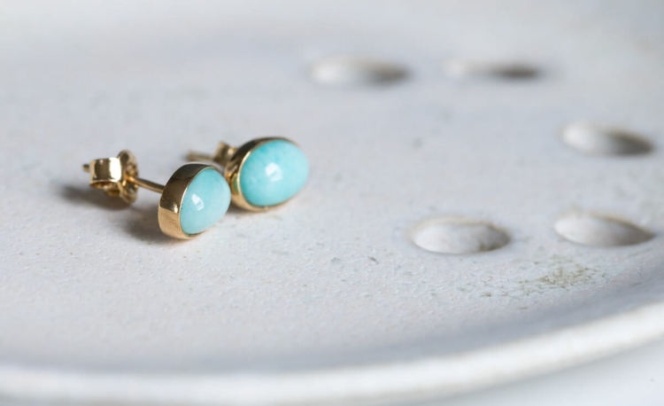 Pozłacane sztyfty z owalnym amazonitem