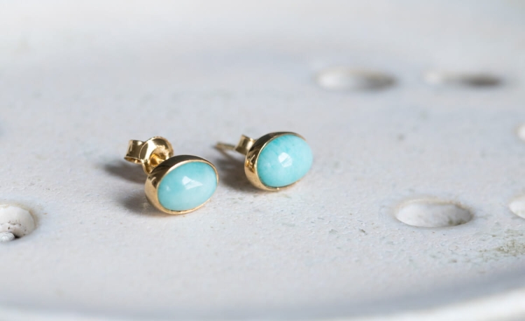 Pozłacane sztyfty z owalnym amazonitem