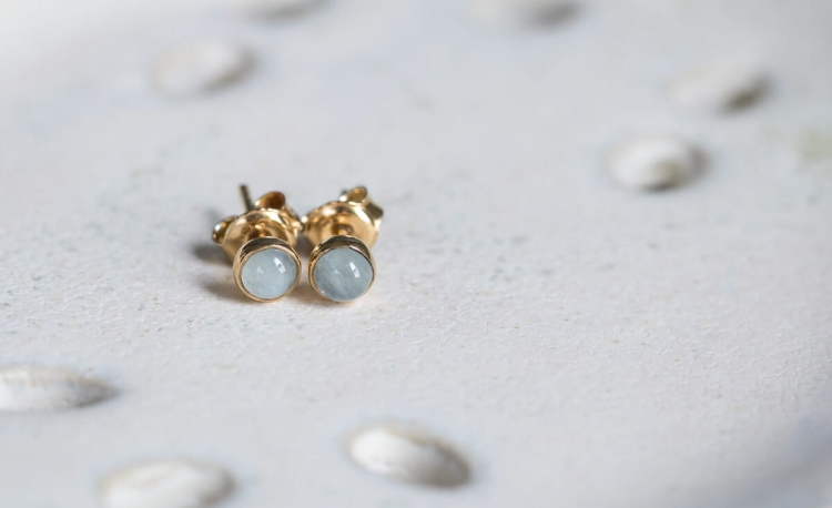 Drobne sztyfty z jasnym akwamarynem