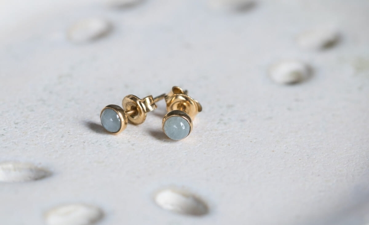 Drobne sztyfty z jasnym akwamarynem