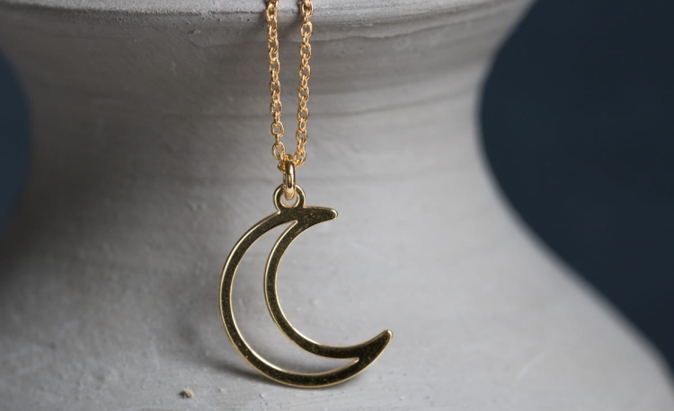 Pozłacany naszyjnik z księżycem