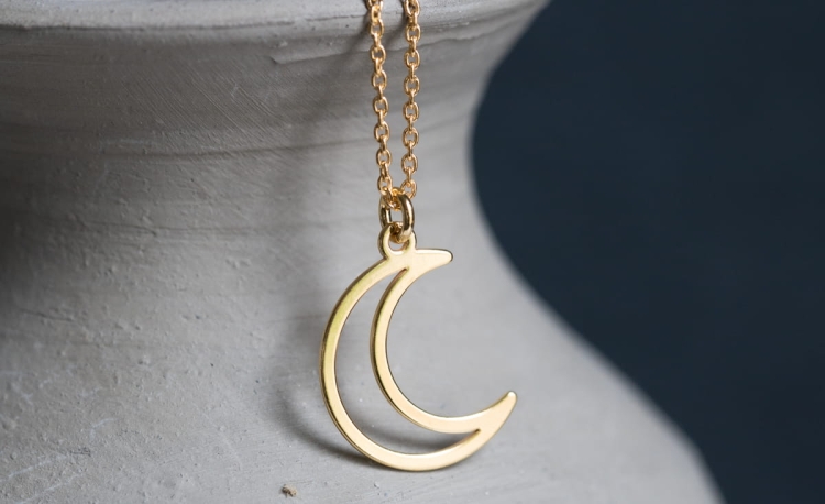 Pozłacany naszyjnik z księżycem