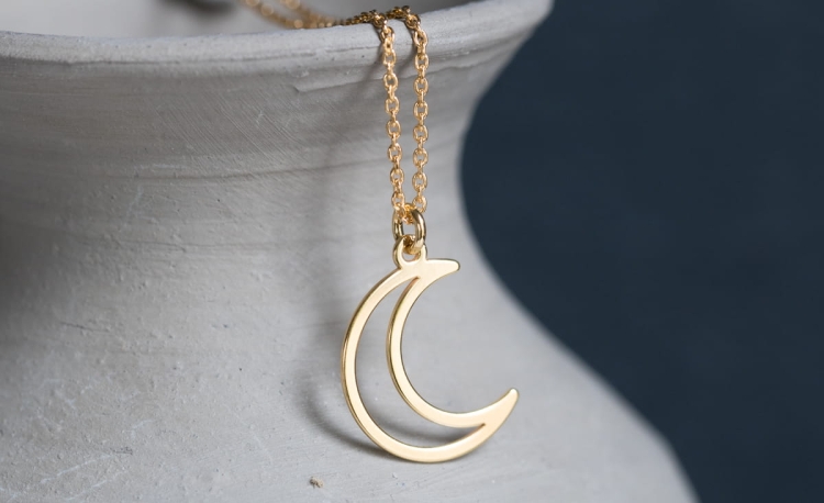 Pozłacany naszyjnik z księżycem