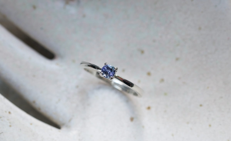 Pierścionek z tanzanitem w srebrze