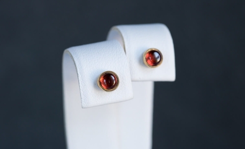 Drobne pozłacane sztyfty z granatami