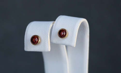 Drobne pozłacane sztyfty z granatami