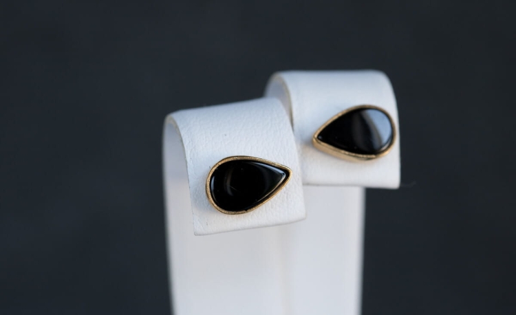 Pozłacane sztyfty z czarnym onyksem w kształcie łezki