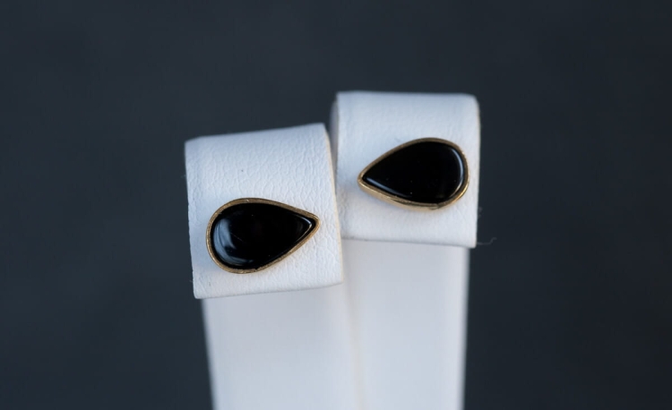 Pozłacane sztyfty z czarnym onyksem w kształcie łezki