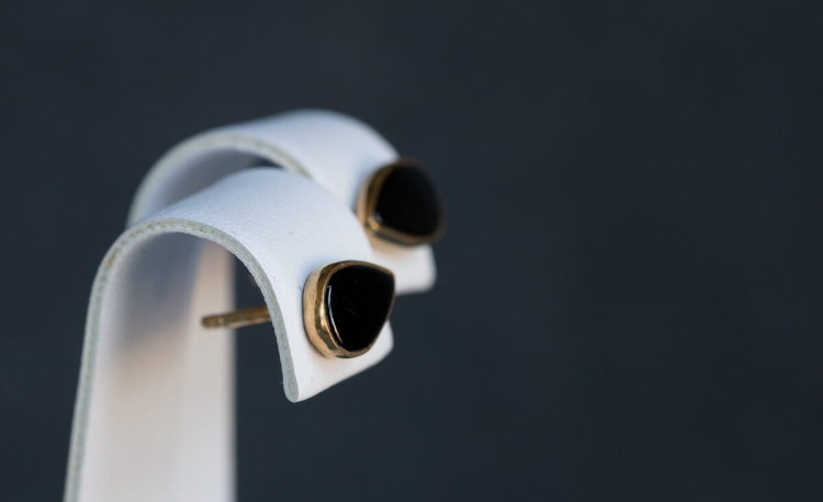 Pozłacane sztyfty z czarnym onyksem w kształcie łezki