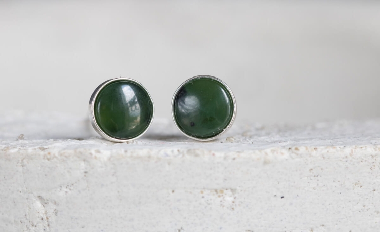 Serpentynit - srebrne zielone wkrętki