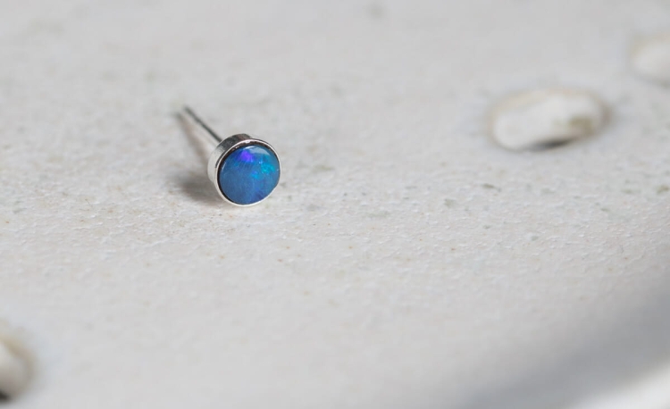 Srebrny, pojedynczy sztyft z opalem australijskim