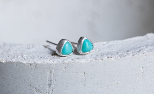 Srebrne sztyfty w satynowym srebrze z trójkątnymi turkusami