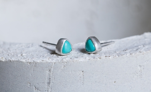 Srebrne sztyfty w satynowym srebrze z trójkątnymi turkusami