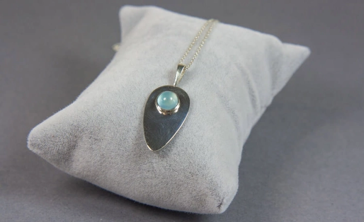 Amulet z kamieniem księżycowym