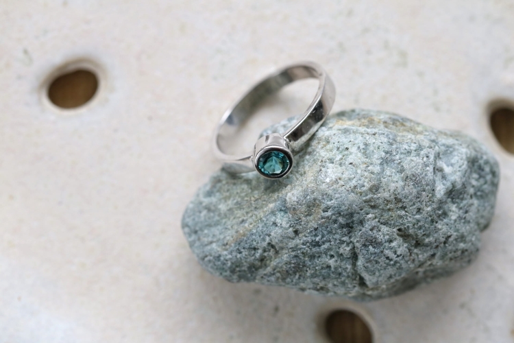 Pierścionek srebrny z morskim turmalinem