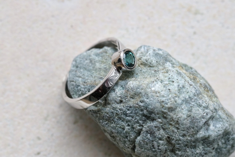 Pierścionek srebrny z morskim turmalinem