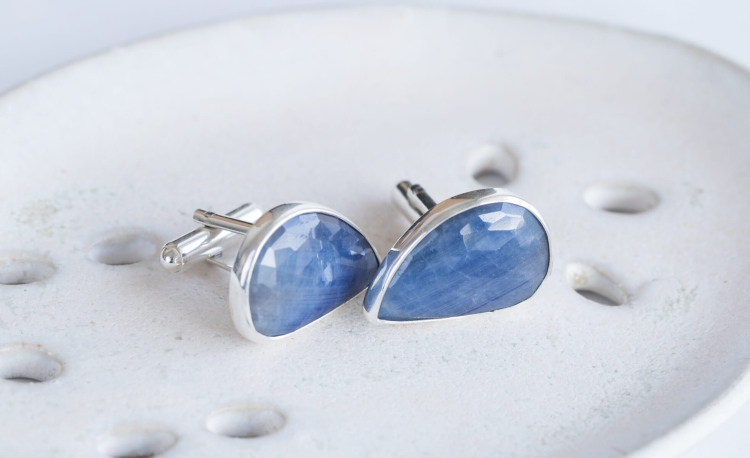 Srebrne spinki do mankietów z granatowym szafirem