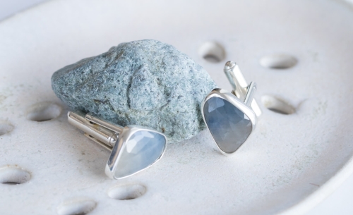 Spinki z nieregularnym szafirem