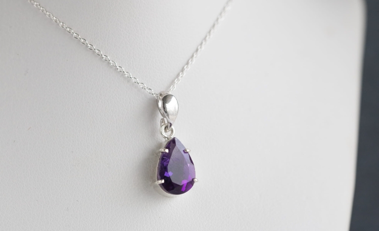 Srebrny naszyjnik z ametystem w kształcie łezki