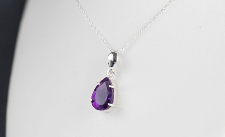 Srebrny naszyjnik z ametystem w kształcie łezki