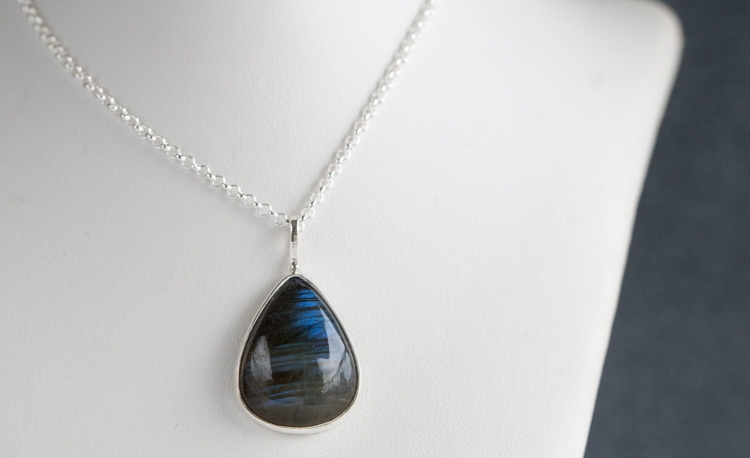 Srebrny naszyjnik z labradorytem