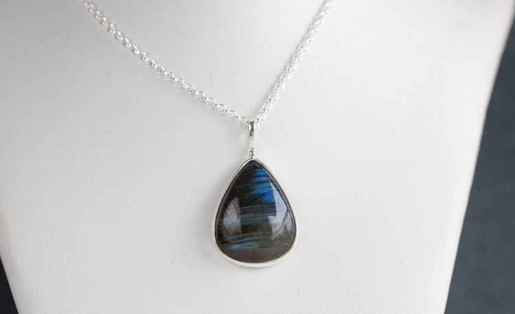 Srebrny naszyjnik z labradorytem