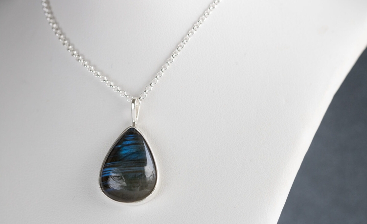 Srebrny naszyjnik z labradorytem