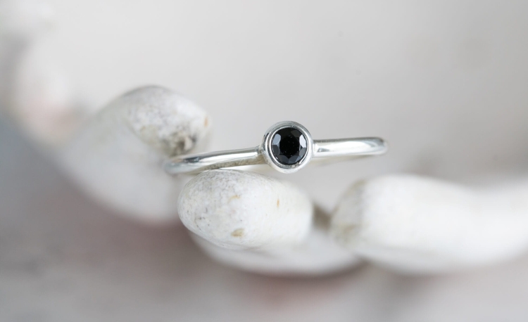 Pierścionek mocy z czarnym spinelem w srebrze