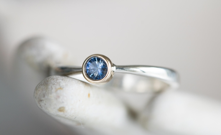 Pierścionek z szafirem w złocie, ze srebrną obrączką rozm. 12