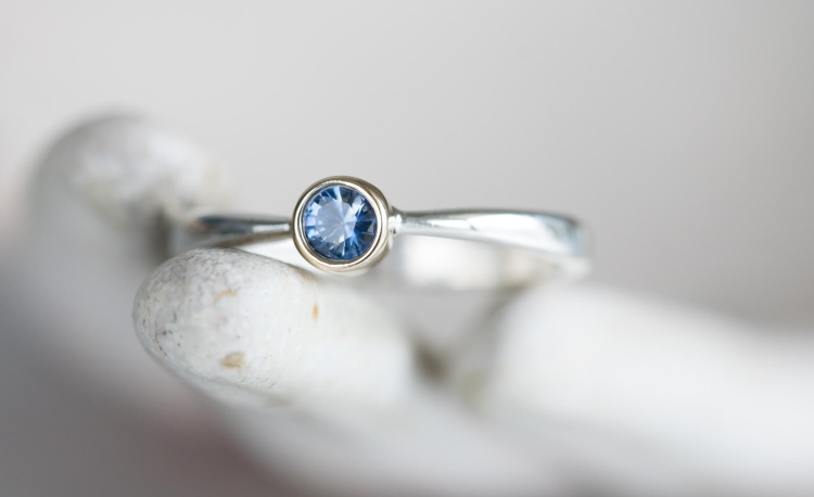 Pierścionek z szafirem w złocie, ze srebrną obrączką rozm. 12