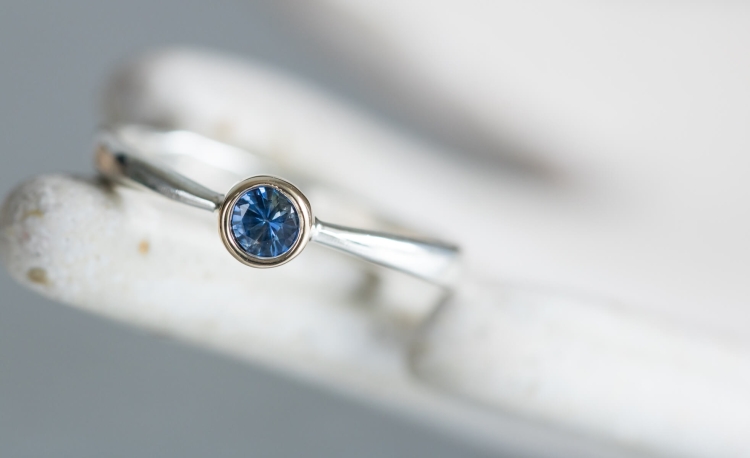Pierścionek z szafirem w złocie, ze srebrną obrączką