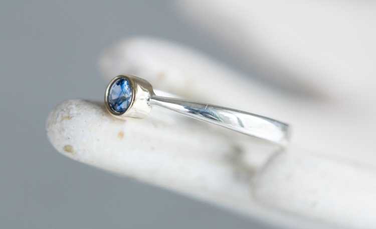 Pierścionek z szafirem w złocie, ze srebrną obrączką