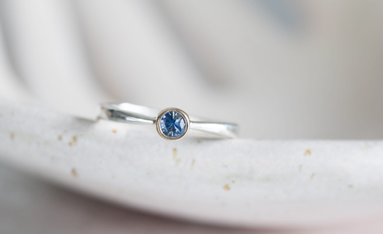 Pierścionek z szafirem w złocie, ze srebrną obrączką