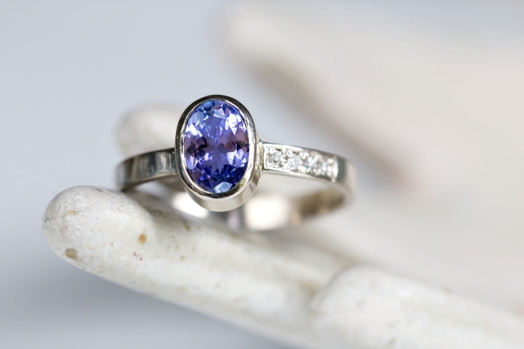 Pierscionek-z-tanzanitem-i-diamentami-w-bialym-zlocie.jpg