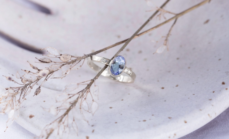 Pierścionek z tanzanitem w białym złocie z diamentami w obrączce