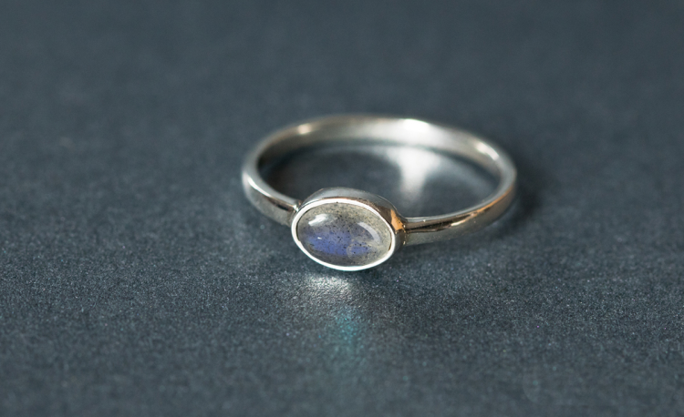 Srebrny pierścionek z labradorytem