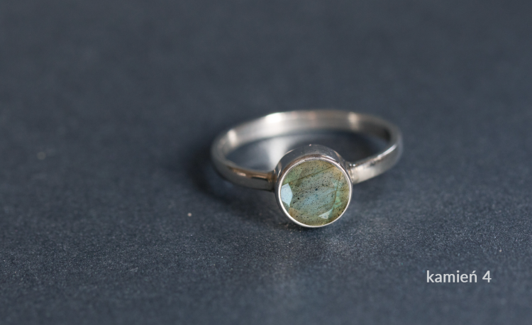 Srebrny pierścionek z labradorytem