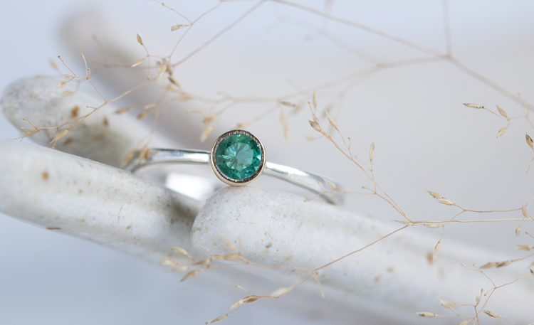 Pierścionek z morskim turmalinem w złocie, ze srebrną obrączką