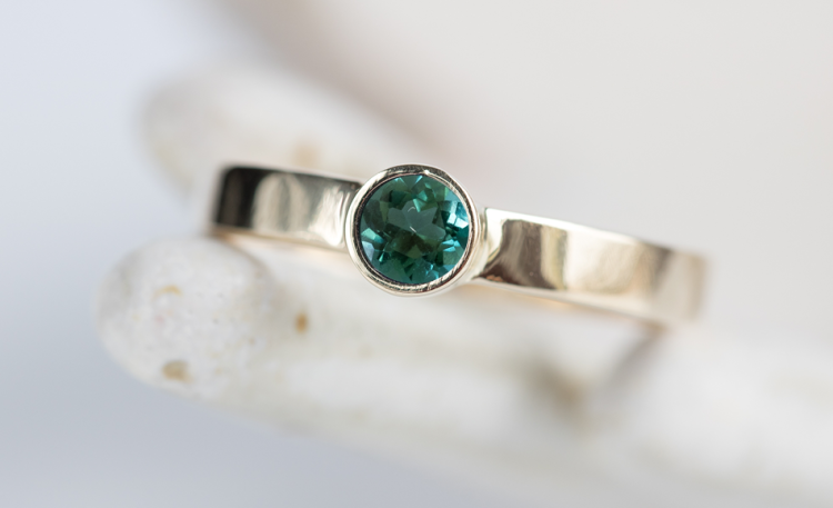 Pierścionek złoty z morskim turmalinem