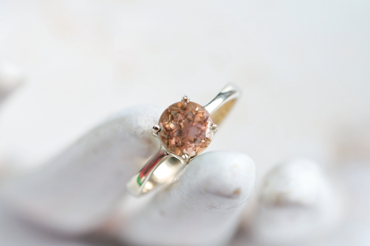 Złoty pierścionek z herbacianym turmalinem