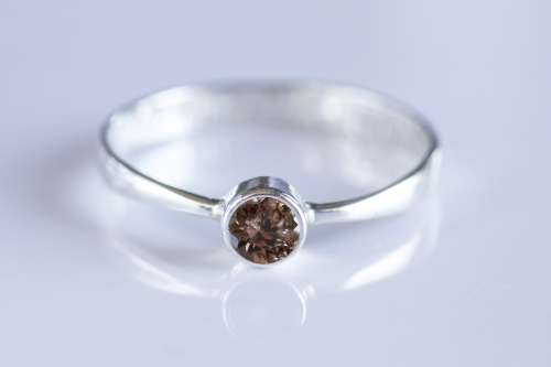 Srebrny pierścionek z brązowo-zielonym granatem