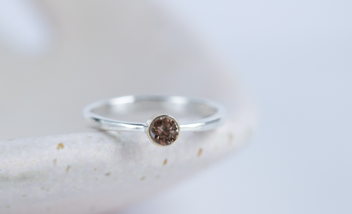 Srebrny pierścionek z brązowo-zielonym granatem w złotej oprawie