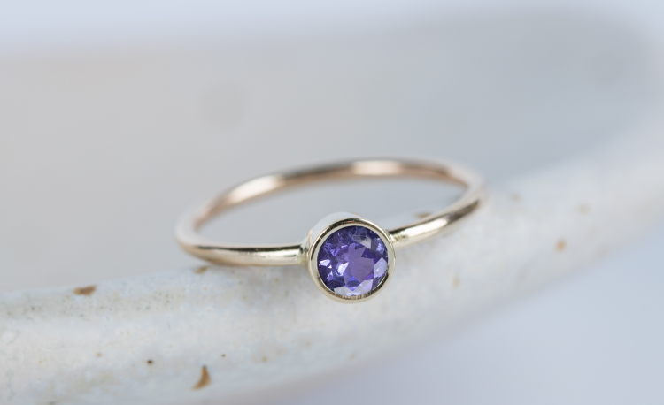 Złoty pierścionek z okrągłym tanzanitem