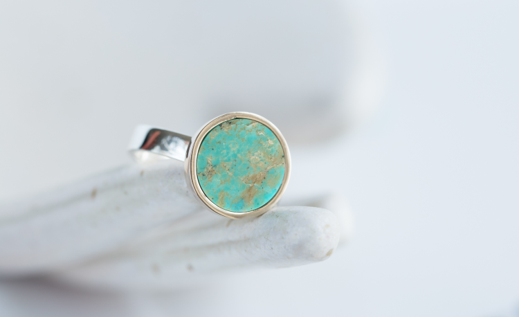 Pierścionek z naturalnym turkusem