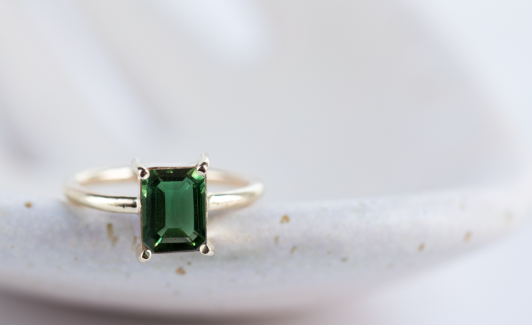 Złoty pierścionek z butelkowym turmalinem