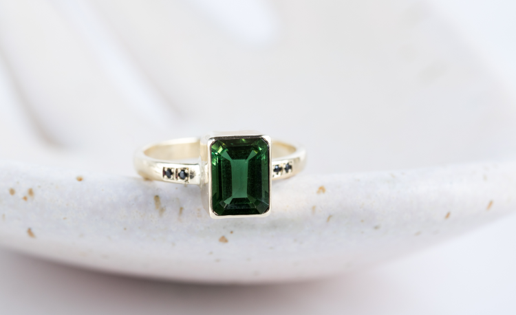 Złoty pierścionek z zielonym turmalinem i czarnymi spinelami