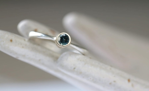 Pierścionek mocy z szafirem w srebrze i złocie