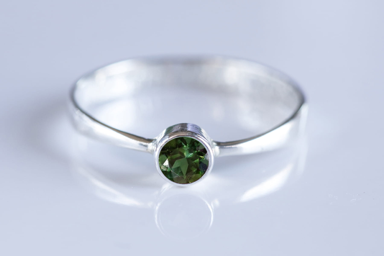 Pierścionek z leśnym okrągłym turmalinem