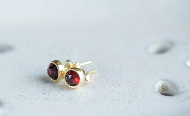 Pozłacane kolczyki z granatem